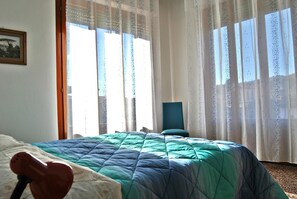 Habitación económica con 2 camas individuales, baño compartido | Escritorio y wifi gratis