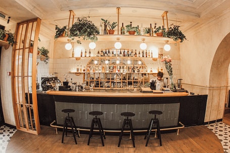 Se sirven desayunos, almuerzos y cenas; cocina local