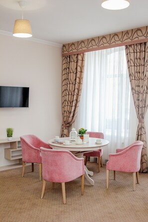 Luxury-Zimmer, 1 Schlafzimmer | Verdunkelungsvorhänge, schallisolierte Zimmer, Bügeleisen/Bügelbrett