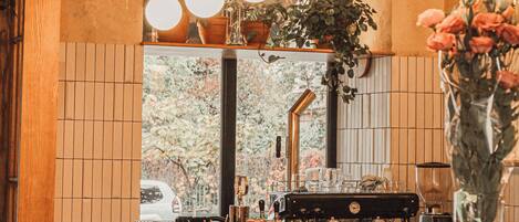 Petit déjeuner et déjeuner servis sur place, spécialités Cuisine locale