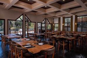 Se sirven desayunos, comidas y cocina argentina con vista a la alberca