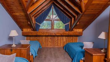 Cubrecamas y caja de seguridad en la habitación