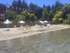 Pantai persendirian, bersiar-siar dengan motobot