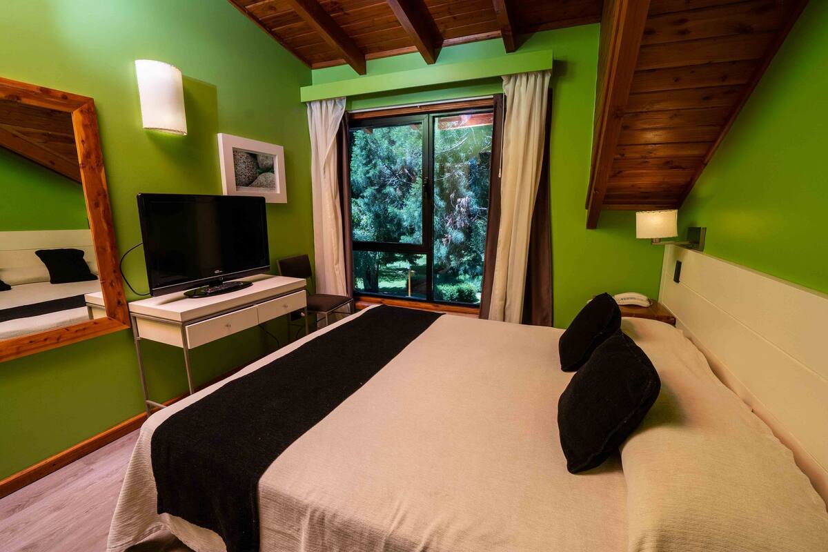 Kabin, 1 kamar tidur, dapur, pemandangan danau terbatas (For 4 People) | Selimut bulu angsa, brankas, meja kerja, dan ruang kerja ramah laptop