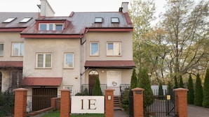 A two-story residential building with a sign indicating '1E'. - Anton House (Warsaw)
