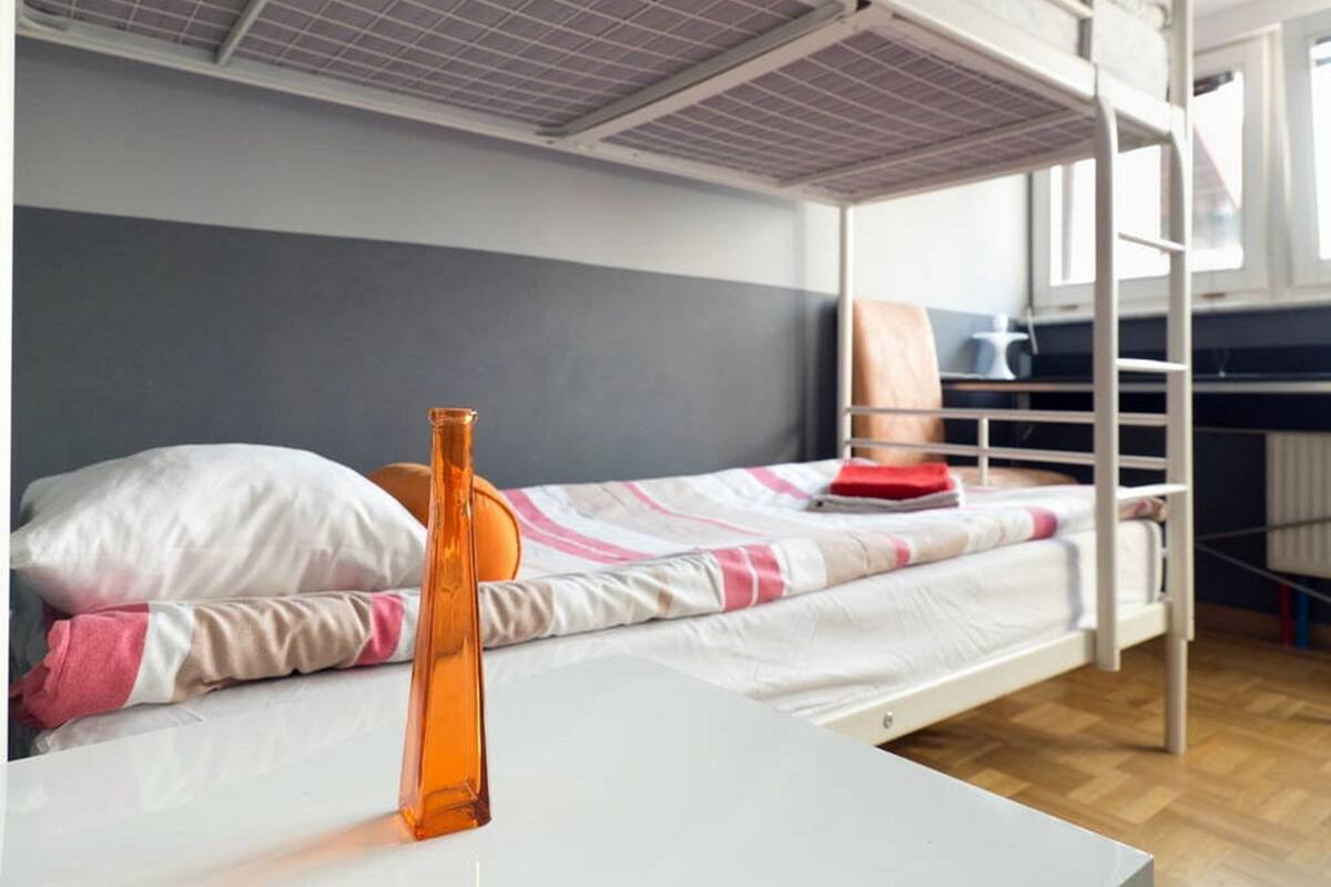 Twin Room, Non Smoking, Shared Bathroom | Desk, WiFi (free)