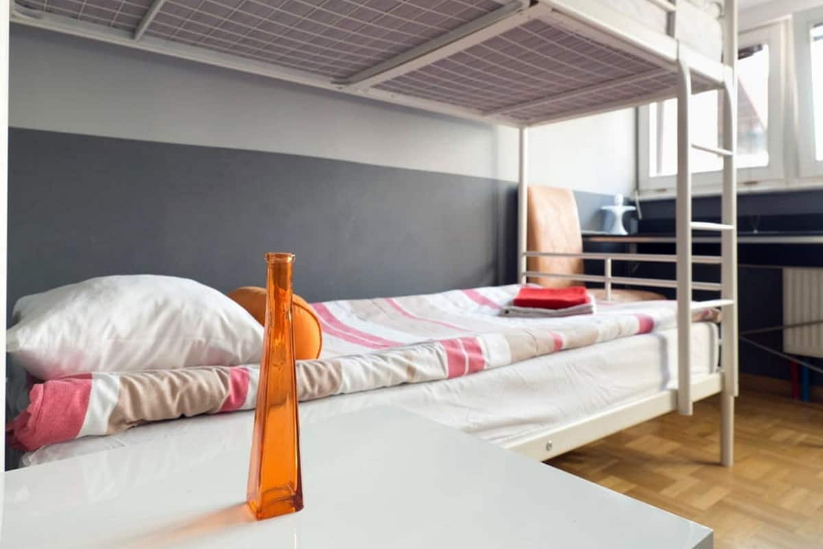 Habitación con 2 camas individuales, para no fumadores, baño compartido | Escritorio y wifi gratis