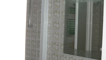Badkamer met wastafel