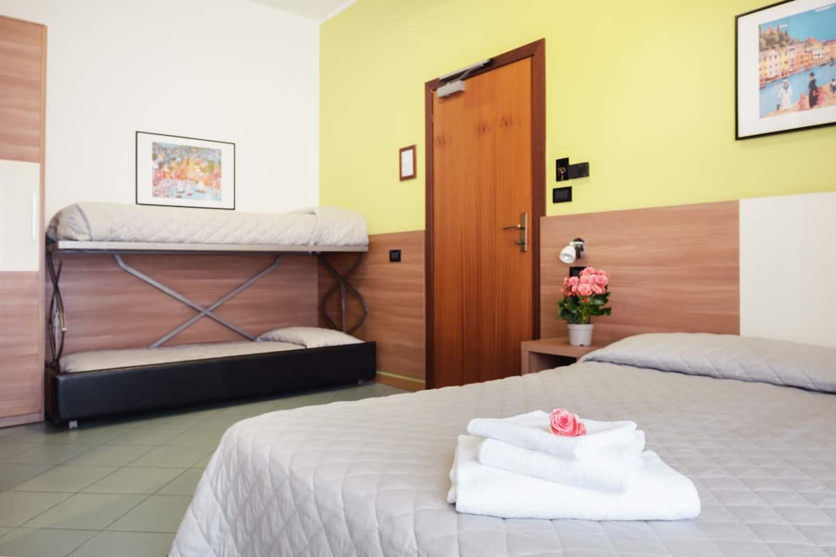 Habitación cuádruple | Ropa de cama de alta calidad, colchones Select Comfort, caja fuerte