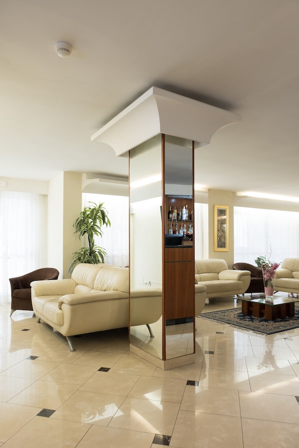 Lobby sitting area - St. Pierre (Rimini)