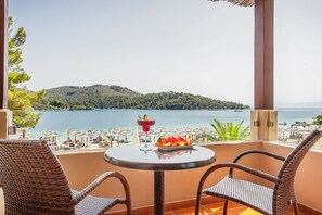 标准双人房, 1 张双人床, 阳台, 泳池景观 | 阳台