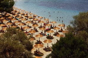 ビーチ、サンラウンジャー、ビーチパラソル、ビーチタオル