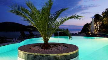 Piscine extérieure, parasols de plage, chaises longues