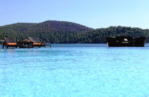 On the beach, sun-loungers, beach umbrellas, beach towels - Blue Green Bay (Skopelos)