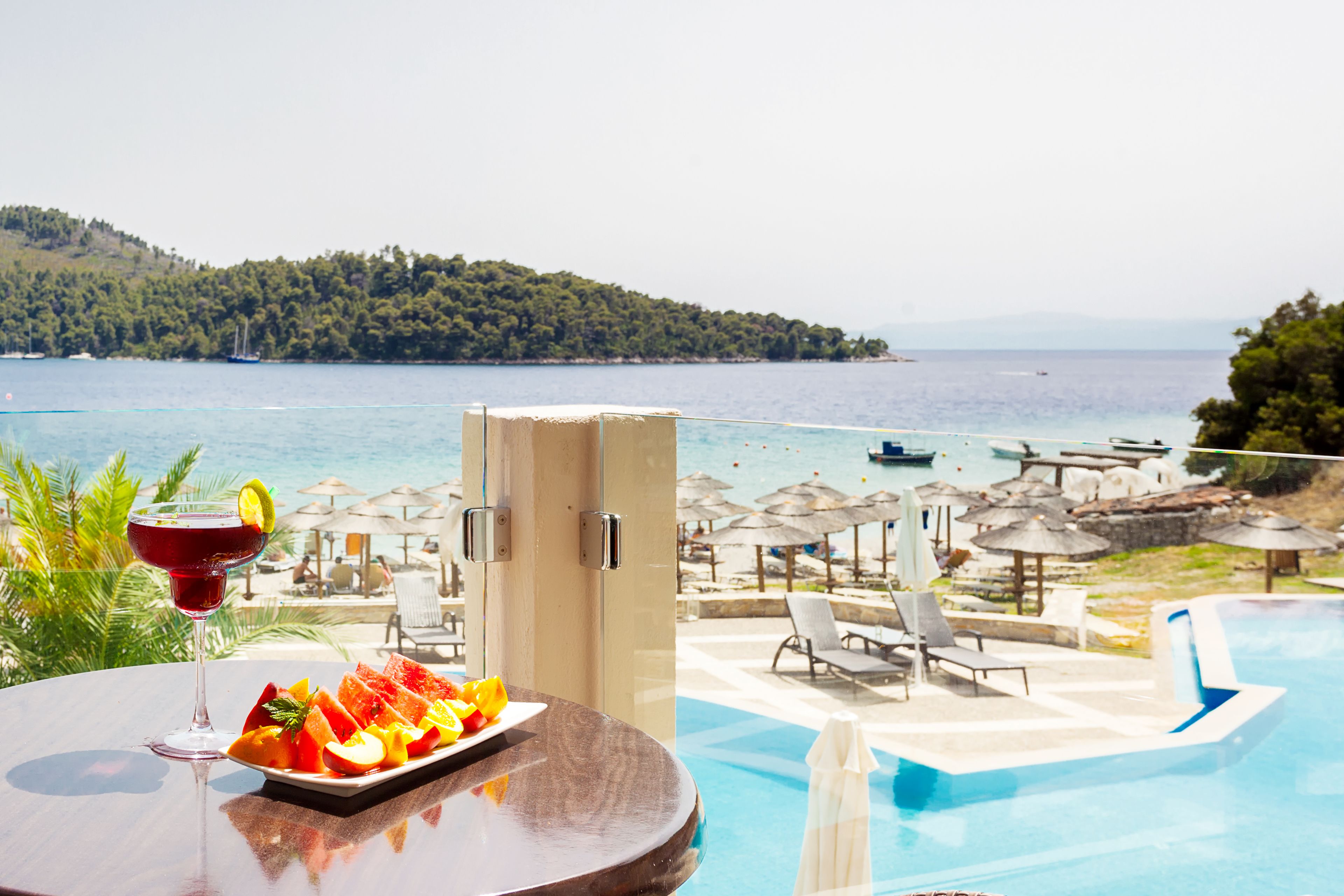 Standaard tweepersoonskamer, 1 tweepersoonsbed, balkon, uitzicht op zwembad | Uitzicht op strand/zee