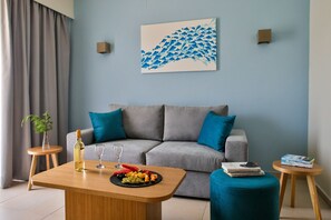 全景套房, 1 张特大床和 1 张沙发床, 海景 (Panorama) | 客厅 | 32-英寸电视（配备卫星频道）