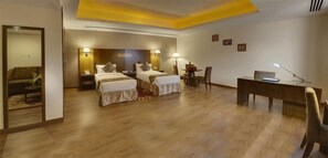 Minibar, in-room safe, desk, iron/ironing board - Fortune Pearl Hotel, Deira (Dubai)