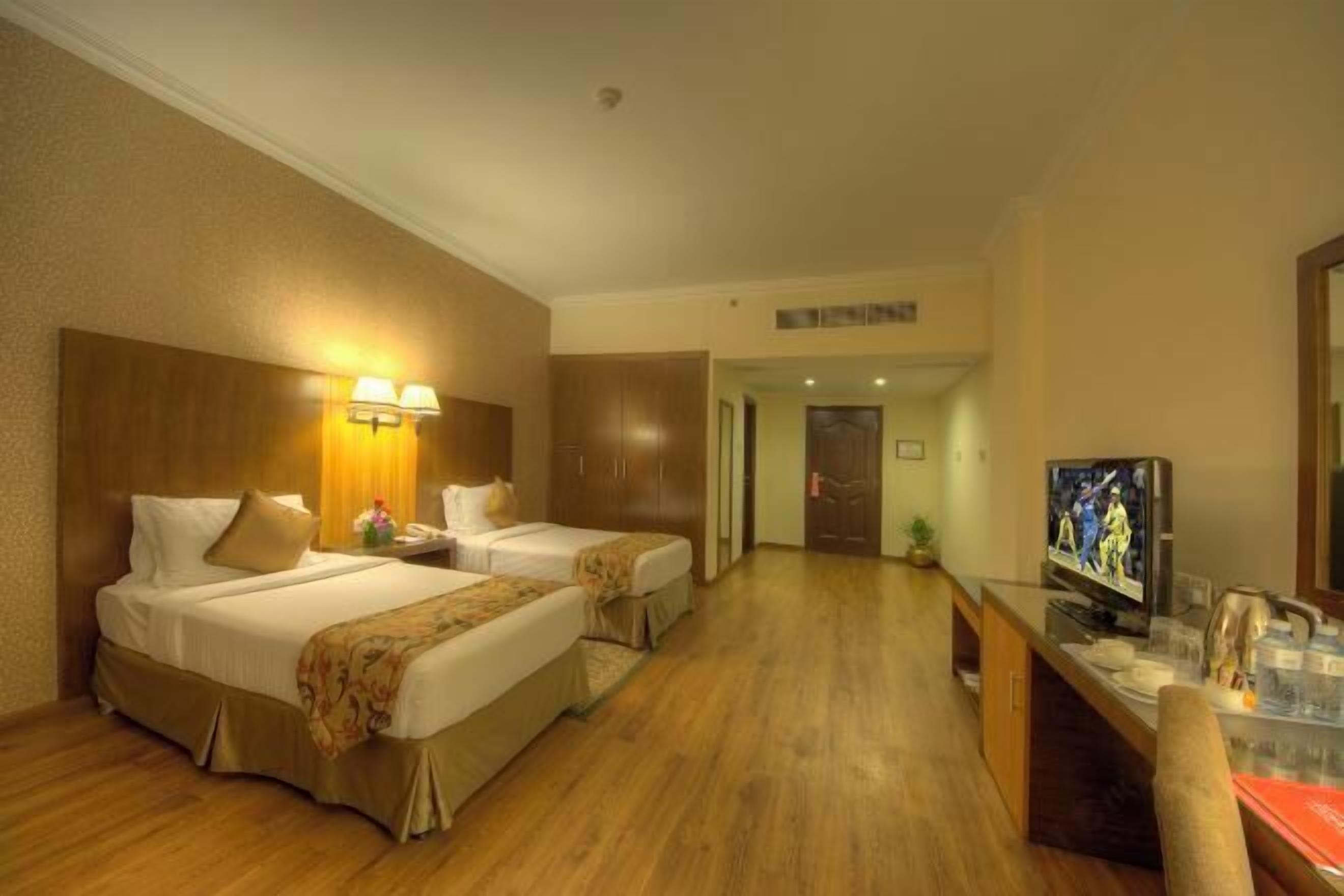 Minibar, in-room safe, desk, iron/ironing board