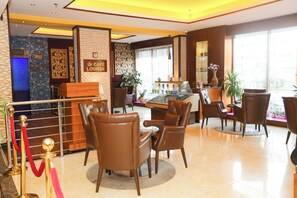 Lobby sitting area - Fortune Pearl Hotel, Deira (Dubai)