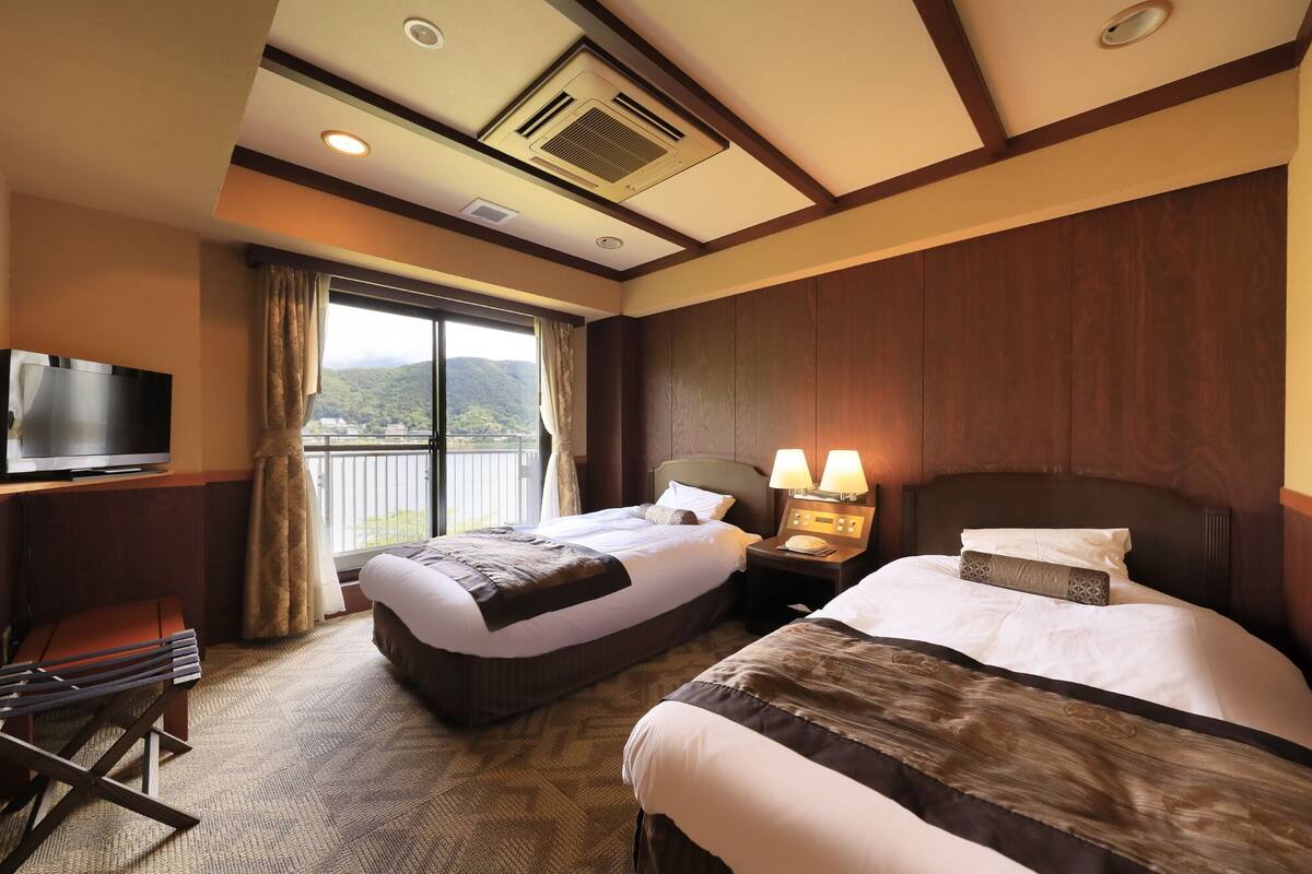 套房, 非吸煙房 (Private Hot Spring Smoking) | 客房內保險箱、筆電工作空間、免費無線上網、床單
