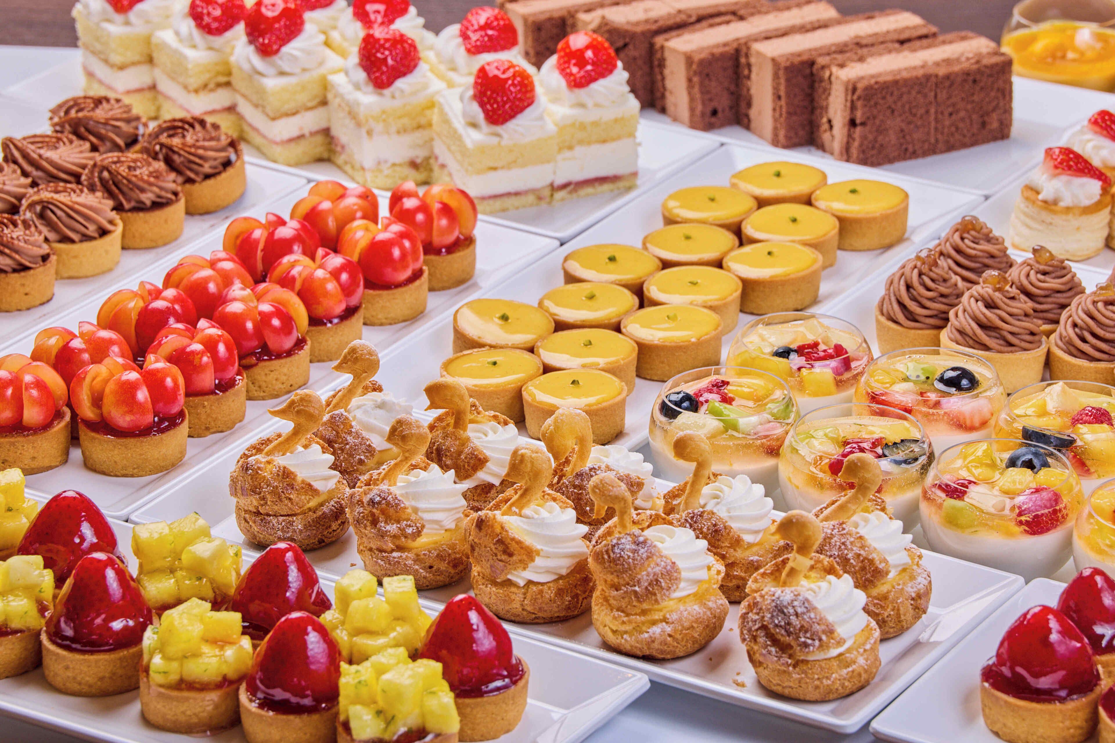 Una variedad de postres dispuestos sobre una mesa.