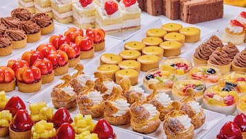 Una variedad de postres dispuestos sobre una mesa.