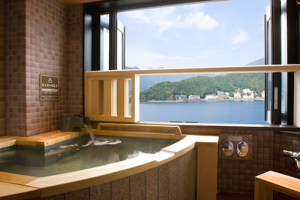 Habitación, no fumadores | Baño | Artículos de higiene personal gratuitos, secador de pelo y zapatillas