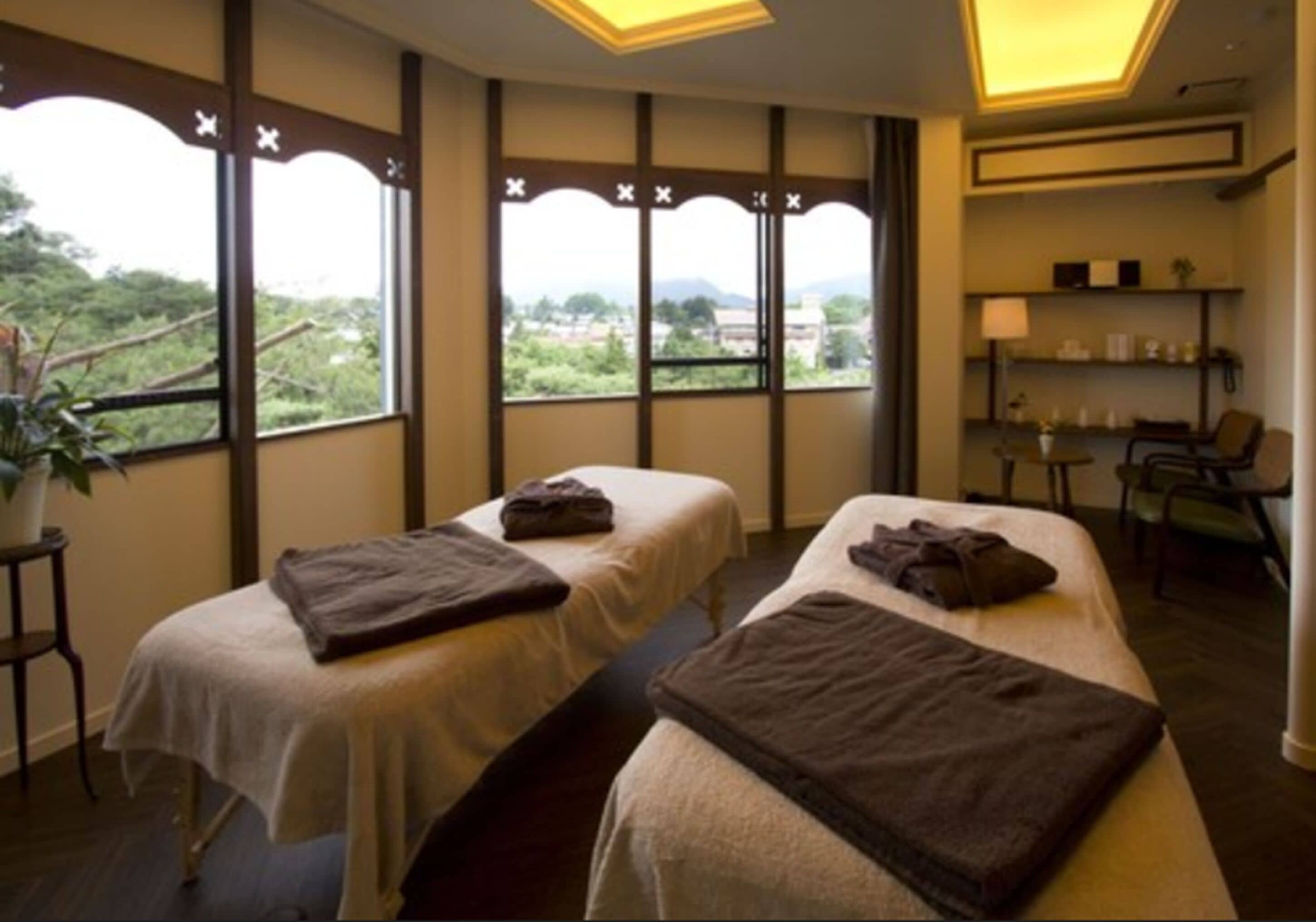 aromatherapy, facials, reflexology, 1 treatment room, massages