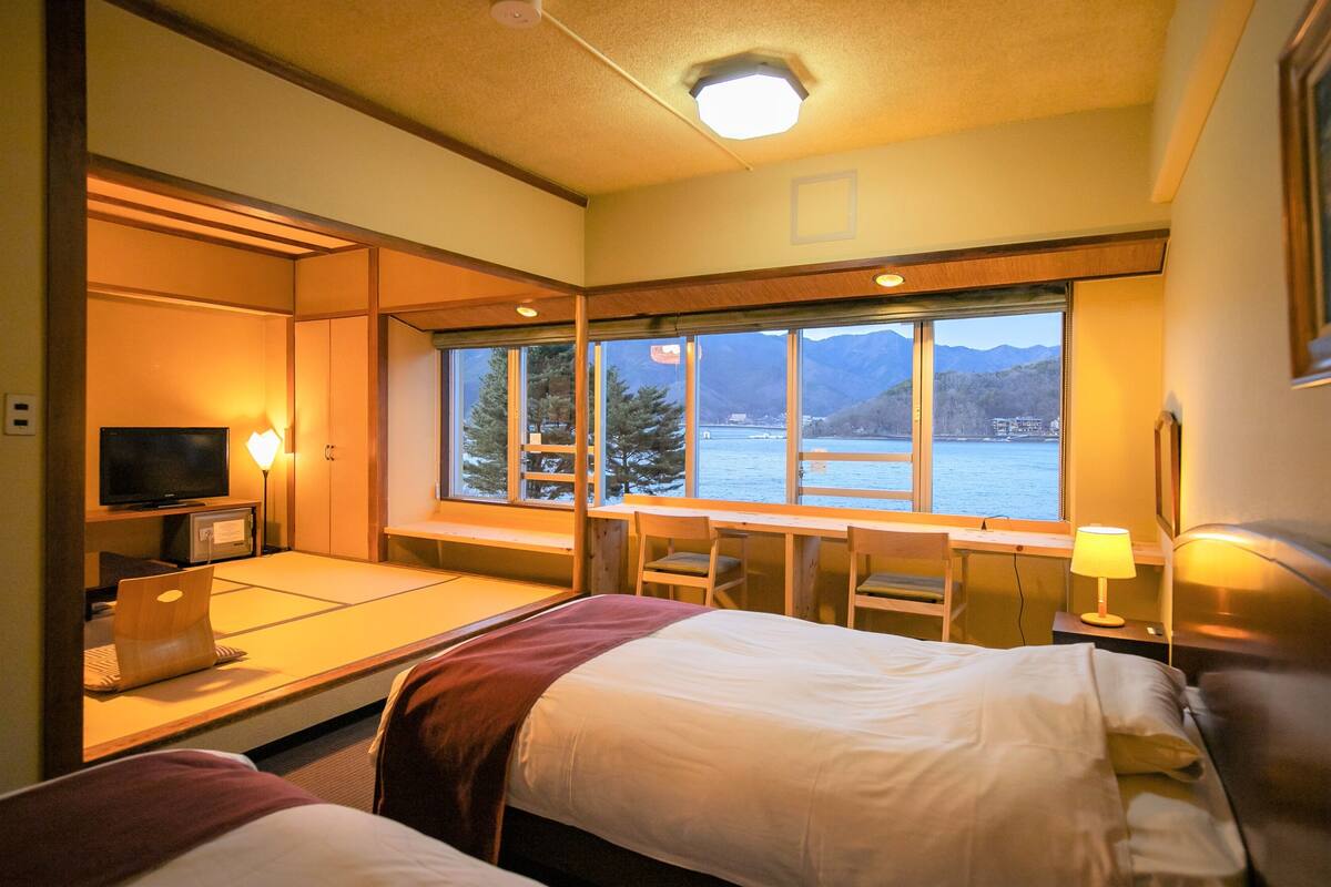 客房, 2 間臥室, 非吸煙房, 湖景 (West Build. Japanese Western Style) | 客房內保險箱、筆電工作空間、免費無線上網、床單