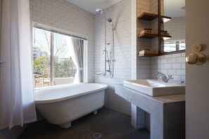 Habitación Confort con 2 camas individuales, en edificio contiguo | Baño | Amenidades de baño gratuitas, secadora de cabello, pantuflas, bidet 
