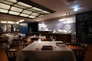 S'hi serveixen esmorzars, dinars i sopars
