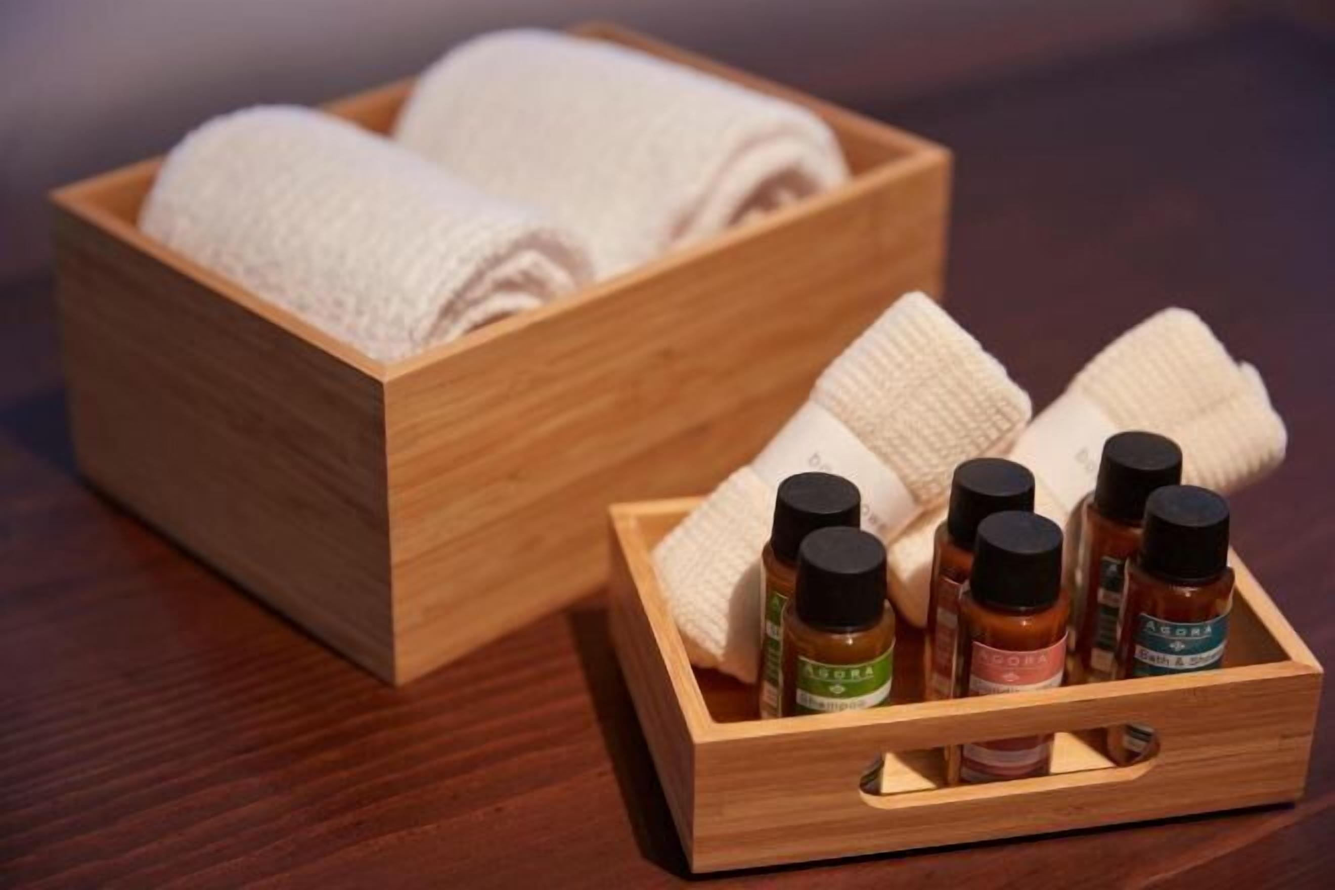 Perlengkapan mandi gratis, pengering rambut, sandal, dan kloset