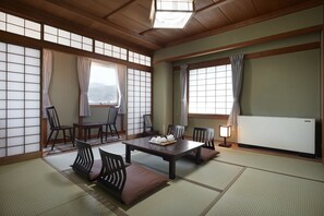 Japanese room 8 tatami mats(Annex building) | Desk, laptop workspace, soundproofing, iron/ironing board