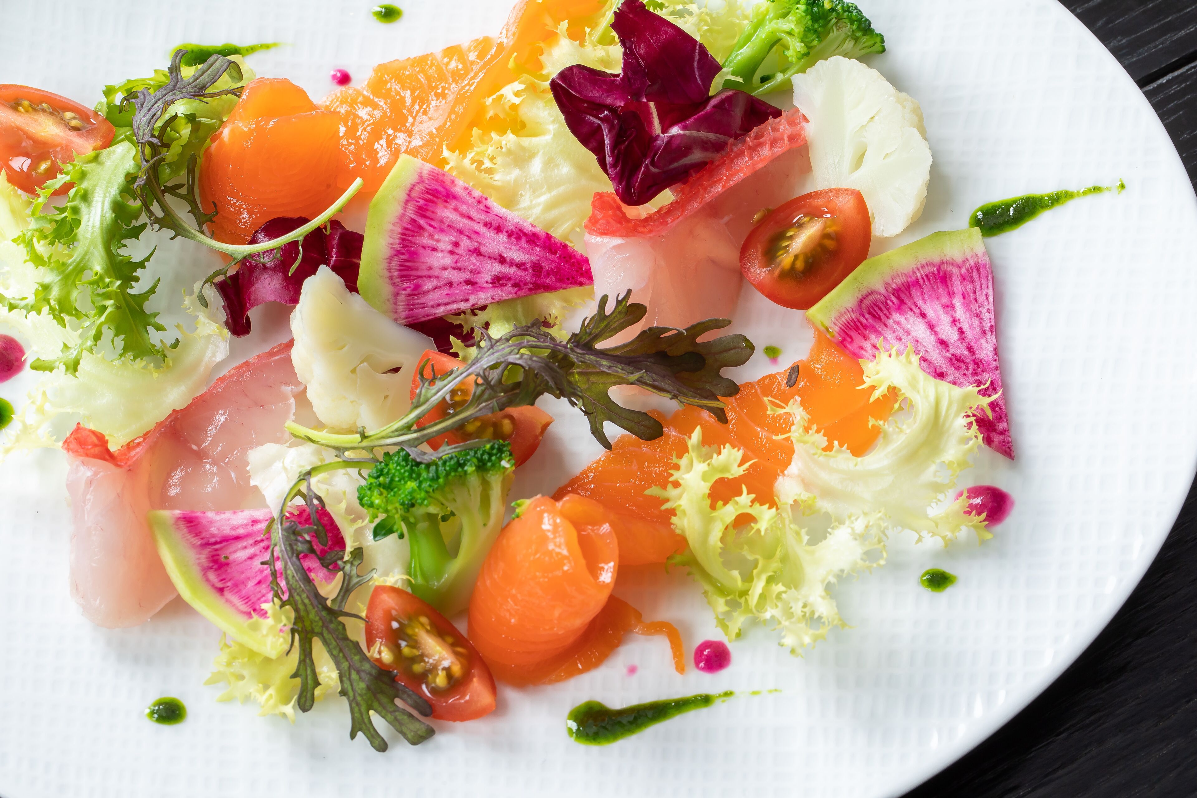 Een bord met diverse ingrediënten.