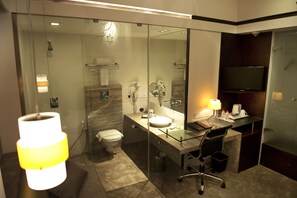 Ropa de cama de alta calidad y minibar 