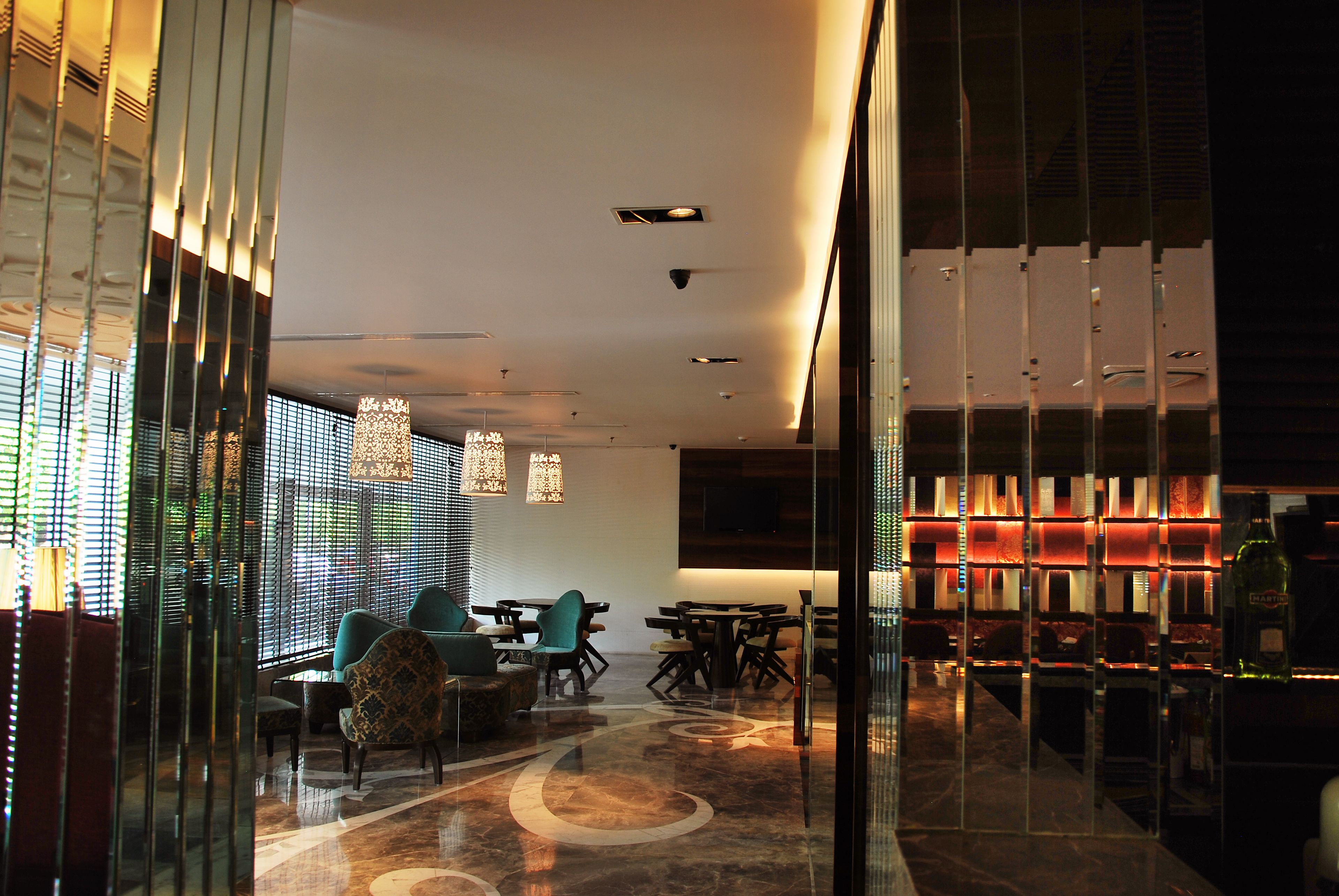 Een modern interieur met een eethoek, zitplaatsen en een bar met verlichte planken.