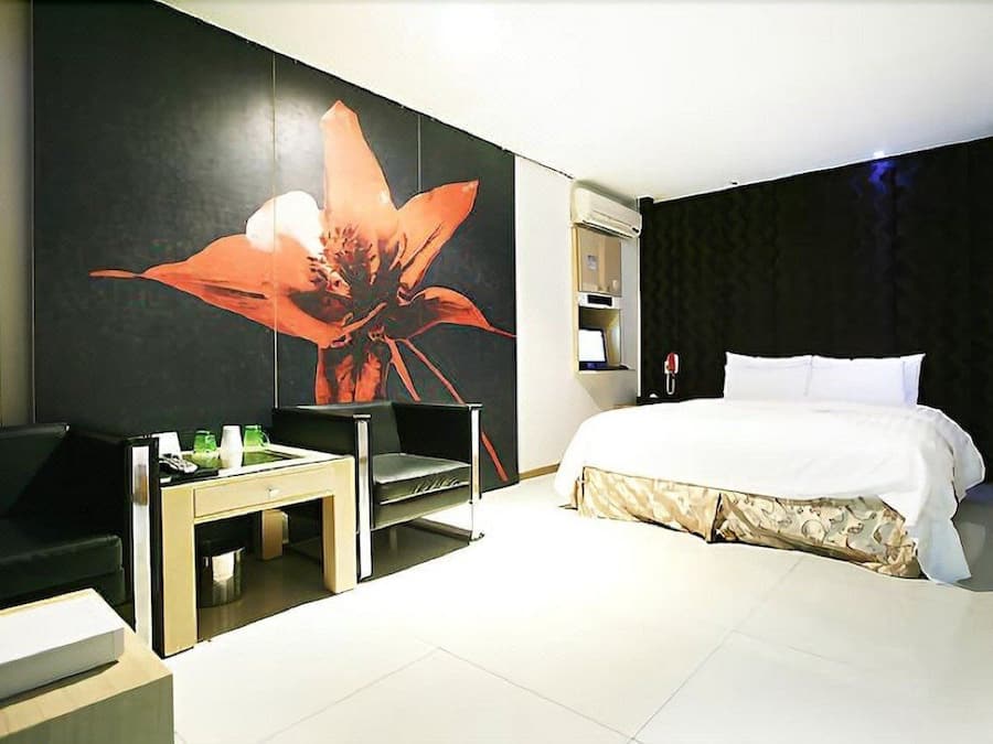 Egyptian cotton sheets, down duvets, Select Comfort beds, desk