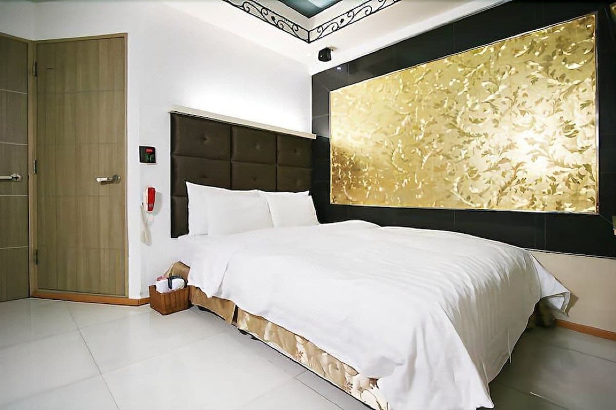 华丽客房 | 埃及棉床单、羽绒被、Select Comfort 床、办公桌
