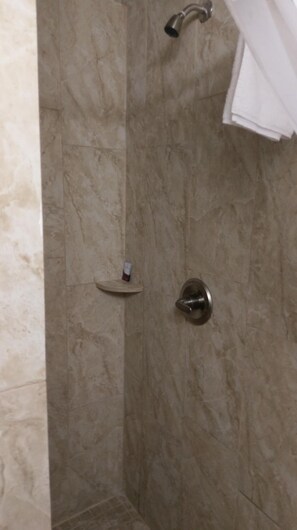 Bañera con ducha, toallas