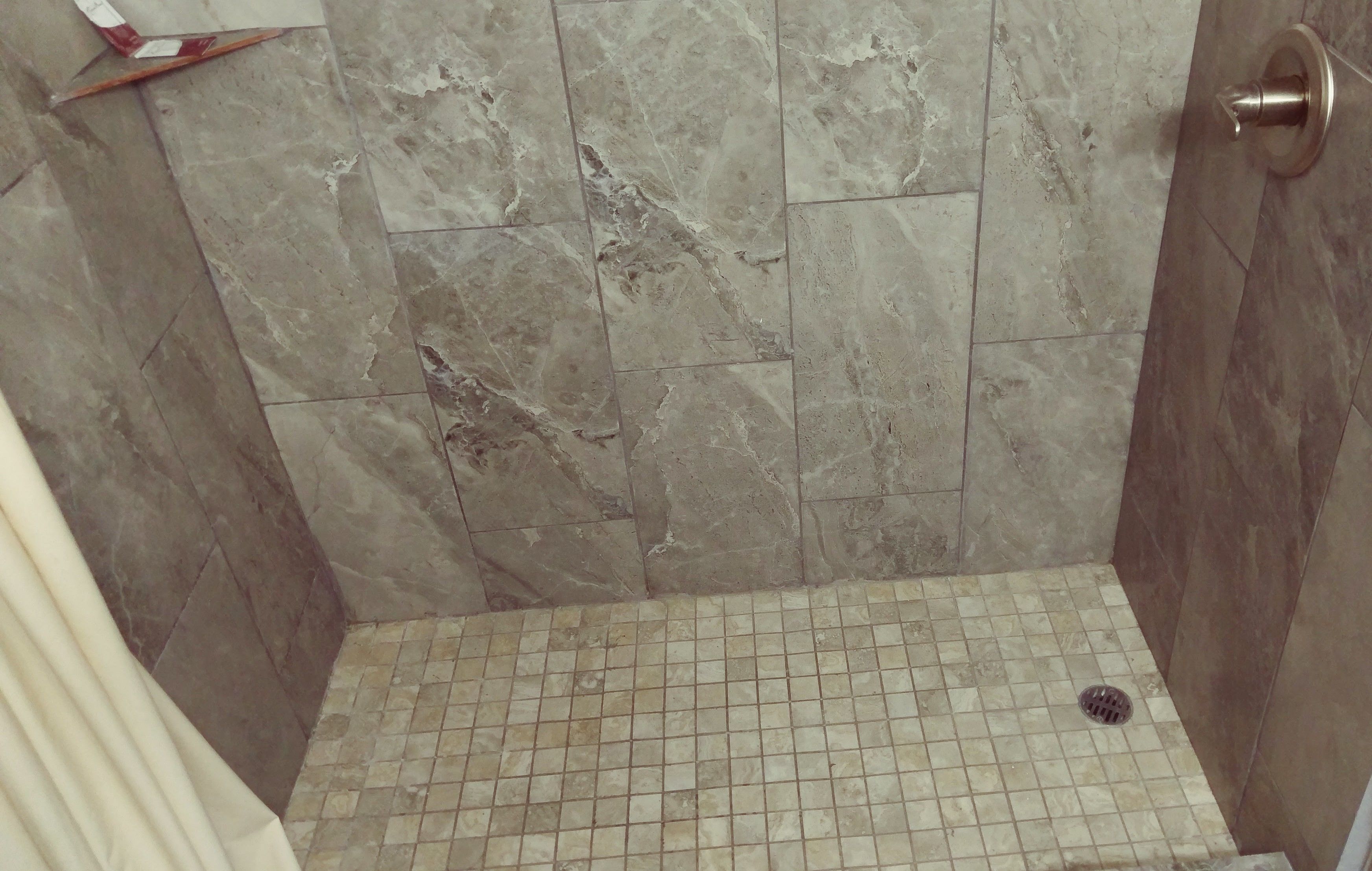 バスルームのシャワー