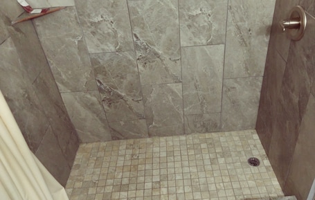 Bathroom shower. El Rey Motel