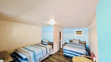 Deluxe Room | Dilengkapkan perabot secara berasingan, meja, langsir/tirai gelap terus