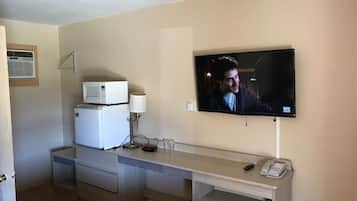 Deluxe-værelse - 1 queensize-seng - køleskab og mikrobølgeovn - stueetage | Opholdsområde | 40-tommers LED-tv med digitale kanaler, tv