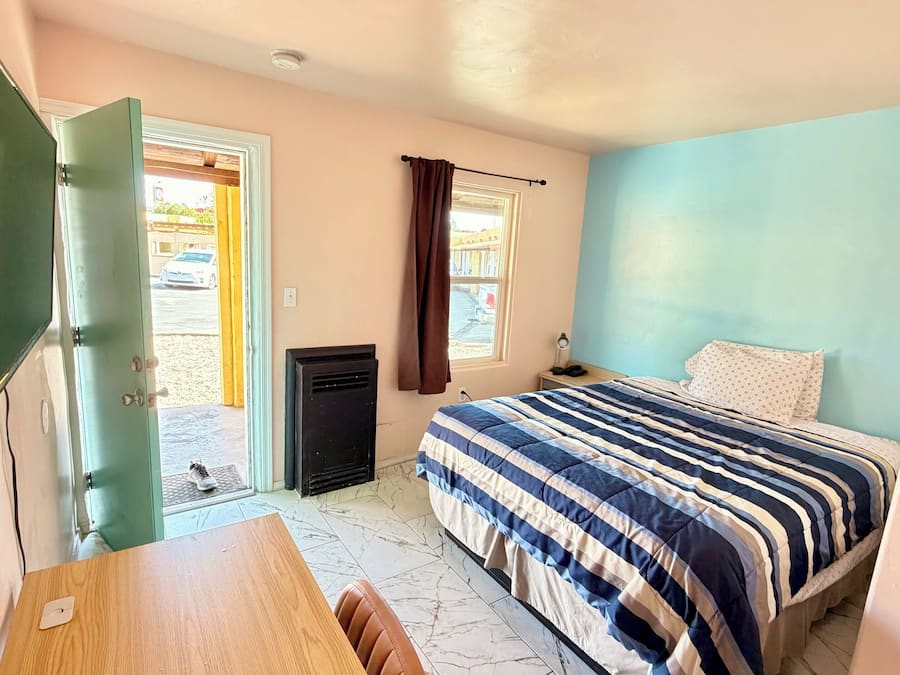 Deluxe kamer, 1 queensize bed, koelkast & magnetron, op benedenverdieping | Individueel gemeubileerd, een bureau, verduisterende gordijnen