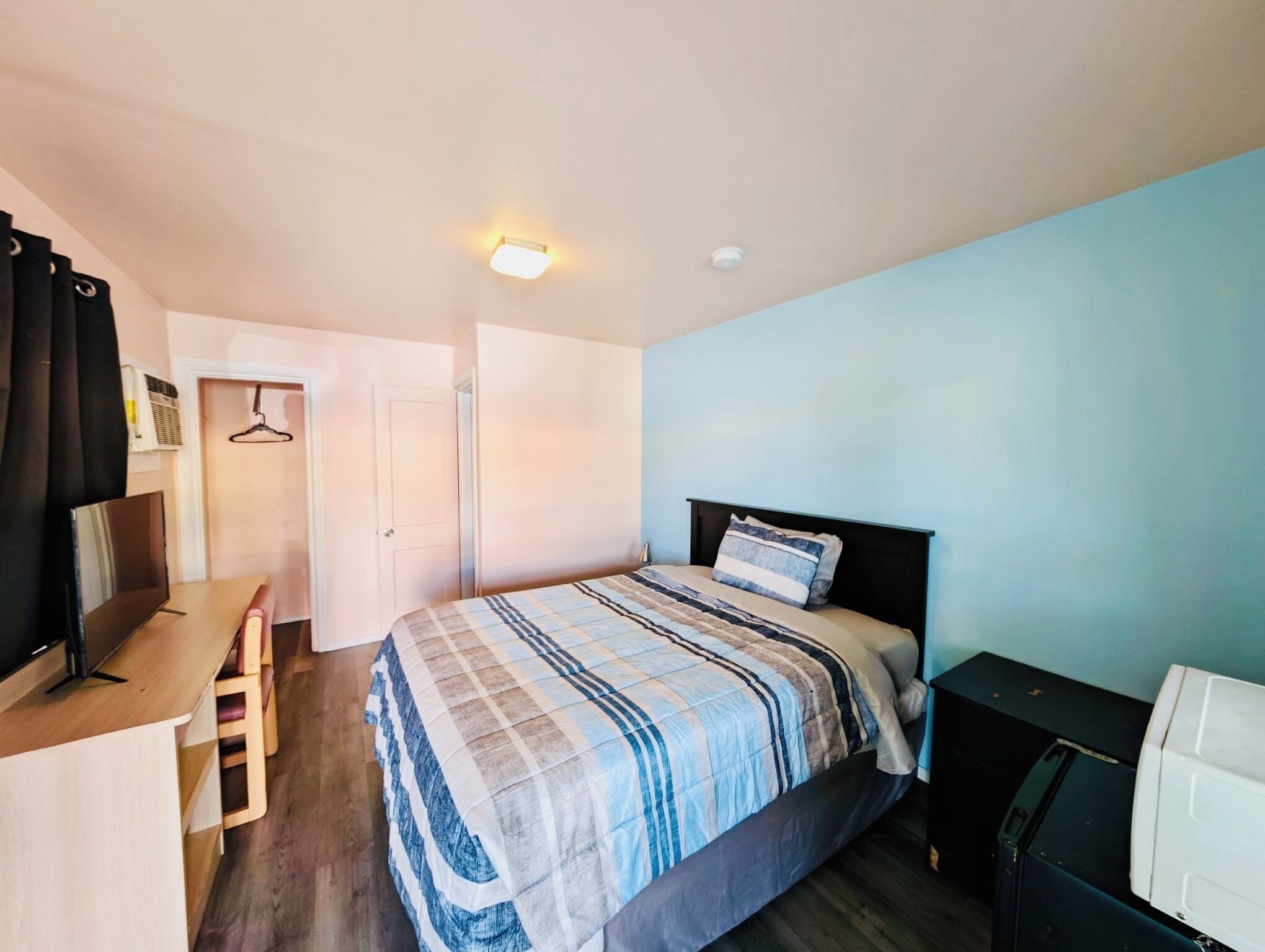 Deluxe kamer, 1 queensize bed, koelkast & magnetron, op benedenverdieping | Individueel gemeubileerd, een bureau, verduisterende gordijnen