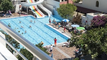 Utomhuspool, parasoller och solstolar