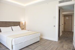 Family Room | Minibar, desk, soundproofing, cots/infant beds - Selcukhan Hotel (Kemer)
