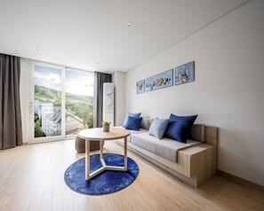 Kakao Friends Sky Standard | Living area | Flat-screen TV, table tennis, heated floors - Phoenix Resort Pyeongchang (Pyeongchang)