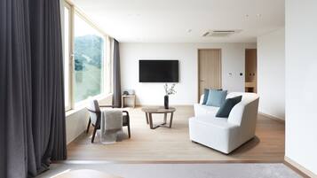 Flat-screen TV, ping pong, heated floors