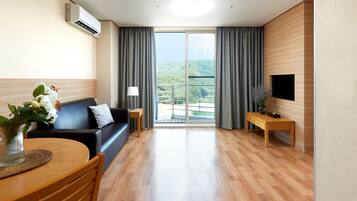 TV layar datar, meja tenis meja, dan lantai berpemanas